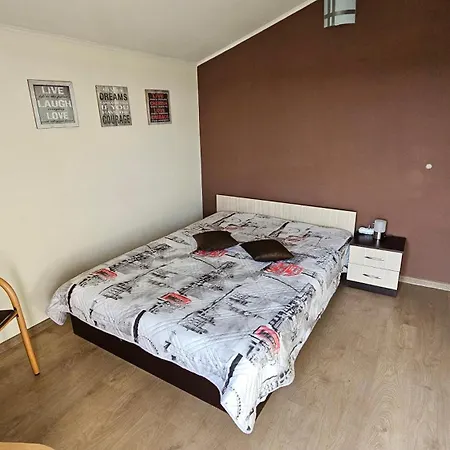 авлига Nyaraló